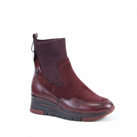 Ботинки высокие с декором на танкетке